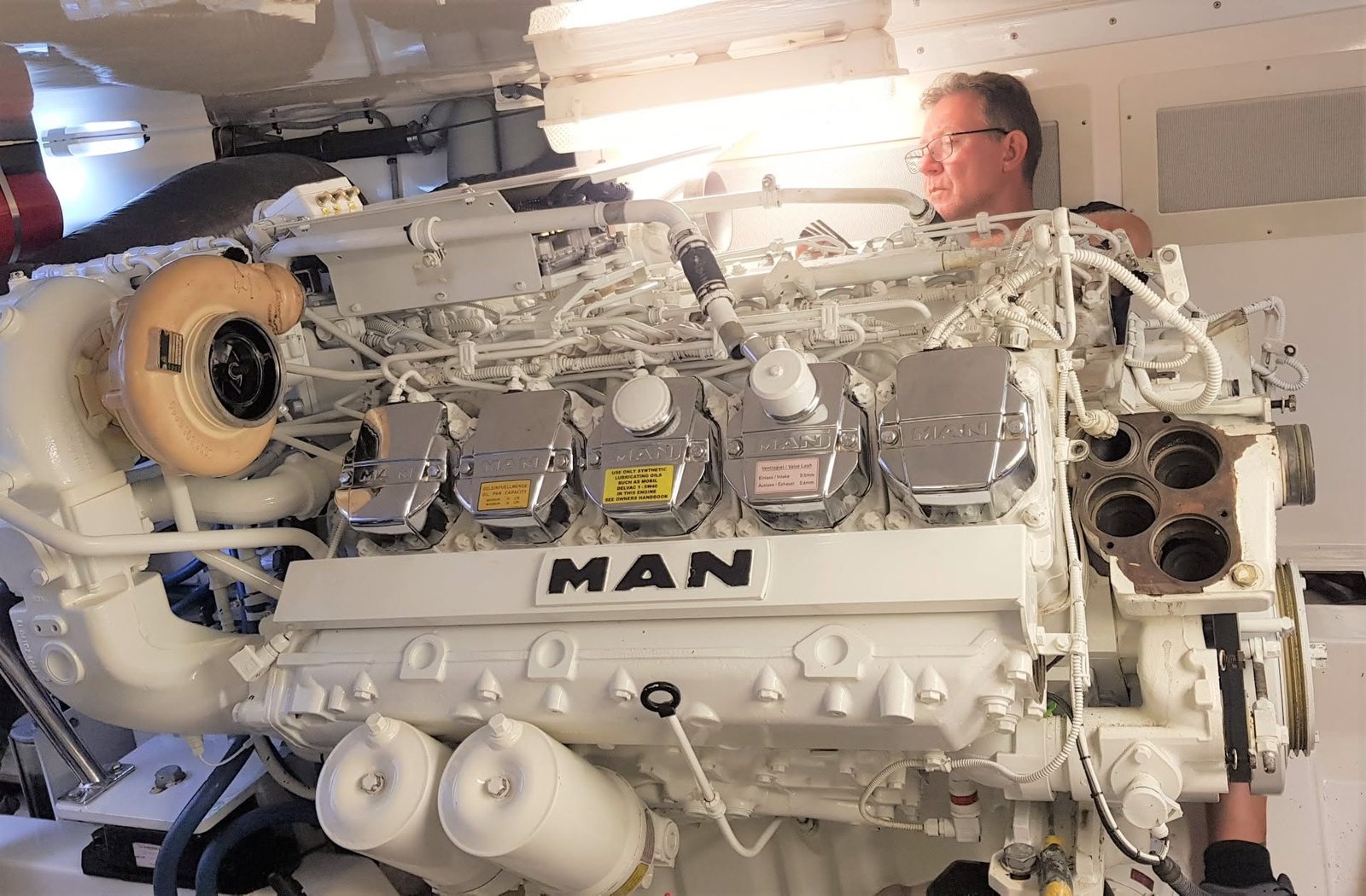 Technicien Christophe Marine au travail sur un moteur MAN